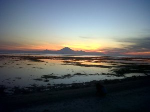 Sunset Gilitrawangan dengan landscape Gunung Agung Bali